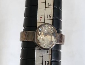 lot 25 image: Vintage Sterling Silver Ring with Oval Crystal Stone - Size 10