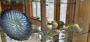 lot 39 image: Collection of Decorative Art Glass Including Plates and Shells