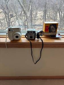 lot 42 image: Vintage Polaroid and Kodak Camera Set with Accessories