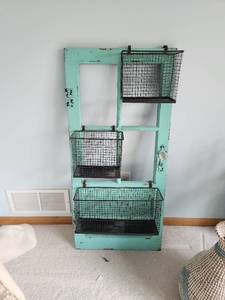 lot 63 image: Rustic Vintage-Style Organizer with Wire Baskets