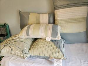 lot 65 image: Set of 5 Decorative Pillows