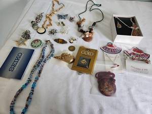 lot 82 image: Collection of Assorted Jewelry and Brooches with Boxed Sets