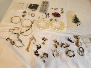 lot 83 image: Assorted Collection of Fashion Jewelry and Earrings
