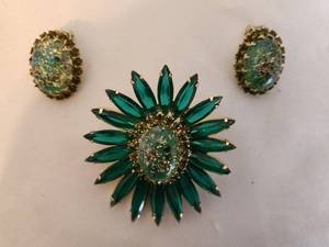lot 85 image: Vintage Costume Jewelry Sets - Green & Red Brooches with Matching Clip Earrings