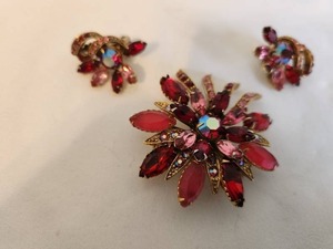 lot 86 image: Vintage Red and Fuchsia Crystal Brooch and Earring Set