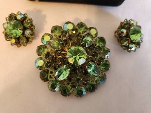lot 88 image: Vintage Green Rhinestone Brooch and Earrings Set