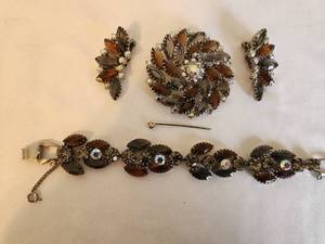 lot 89 image: Vintage Rhinestone Brooch, Earrings, and Bracelet Jewelry Set