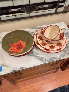 lot 92 image: Autumn Leaf Design Dinnerware Set - 28 Pieces