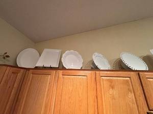 lot 97 image: Set of 5 White Ceramic Decorative Plates