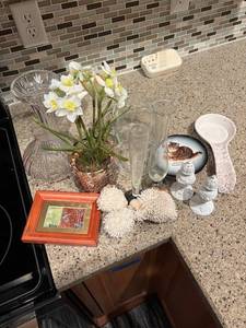 lot 105 image: Assorted Home Decor Items Including Vases and Figurines
