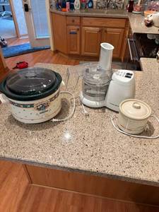 lot 116 image: Kitchen Appliance Lot Rival Crock-Pot, Little Dipper, and Hamilton Beach Food Processor