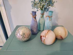 lot 122 image: Set of 3 Decorative Vases with Floral Accents and 3 Stone Spheres