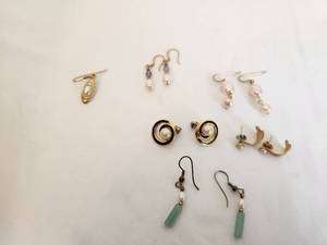 lot 146 image: Collection of 5 Pairs of Vintage Earrings with Pearls and Stones