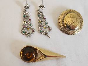 lot 148 image: Set of Vintage Jewelry Brooch, Earrings, and Compact