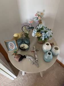 lot 157 image: Eclectic Collection of Home Decor and Figurines