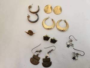 lot 167 image: Collection of 5 Pairs of Vintage Earrings