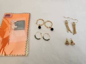 lot 170 image: Collection of 5 Pairs of Fashion Earrings with Various Designs