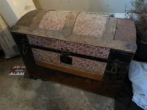 lot 226 image: Antique Wooden Steamer Trunk with Floral Pattern