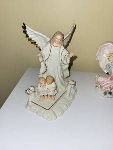 lot 266 image: Collection of 8 Ceramic Angel Figurines Including Fitz and Floyd