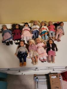 lot 270 image: Collection of 11 Collectors Dolls with Outfits