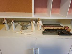 lot 276 image: Decorative Set of Angel Figurines, Inspirational Plaques, and Artwork