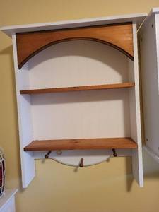 lot 279 image: Wall-Mounted Wooden Shelf with Arched Design and Hooks