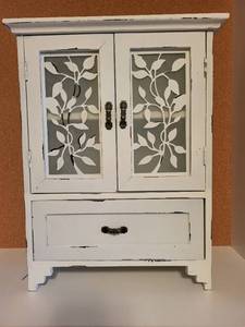 lot 283 image: Vintage Style White Wooden Cabinet with Floral Lattice Doors