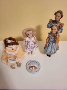 lot 287 image: Set of 4 Vintage Porcelain Figurines with Victorian Style