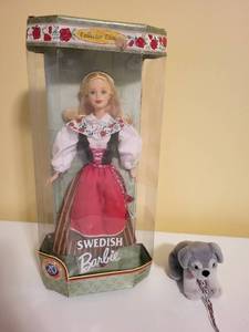 lot 289 image: Collector Edition Swedish Barbie Doll with Traditional Dress