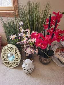 lot 294 image: Set of Home Decor Artificial Floral Arrangements and Decorative Mirrors