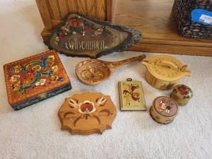 lot 302 image: Set of 8 Hand-Painted Norwegian Folk Art Decorative Items