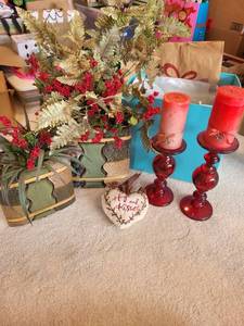 lot 305 image: Decorative Lot Floral Arrangements, Candle Holders, and Heart Ornament