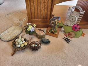 lot 312 image: Home Decor Collection Bird, Floral, and Various Items