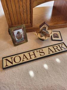 lot 313 image: Noahs Ark Collectible Set with Figurines and Frames