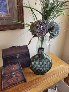 lot 322 image: Decorative Home Accent Set Featuring Vases and Keepsake Boxes