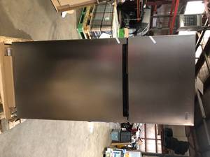 lot 7 image: Vissani 18 cu. ft. Top Freezer Refrigerator in Stainless Steel Look Slight Damage  Customer Returns See Pictures