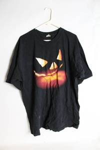 lot 193 image: Gildan Ultra Cotton T-Shirt with Jack-O-Lantern Design, Size L