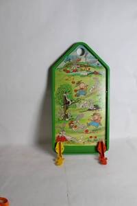 lot 238 image: 1975 Warner Bros. Looney Tunes Picture Holder