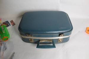lot 278 image: Vintage Blue Train Case with Interior Mirror