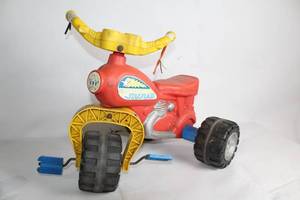 lot 340 image: Kids StarFlash Tricycle with Pedals and Handlebar Tassels