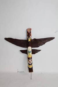 lot 373 image: Handcrafted Native American Style Totem Pole Wall Art