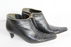 lot 395 image: Vintage Black Leather Ankle Boots Made in Italy Size 8M