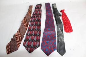 lot 414 image: Collection of 5 Mens Patterned Neckties