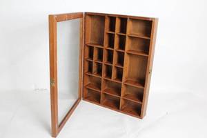 lot 453 image: Vintage Wooden Display Case with Glass Front