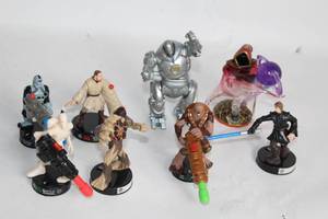 lot 462 image: Collection of Star Wars Gaming Miniatures Including Obi-Wan Kenobi and Chewbacca