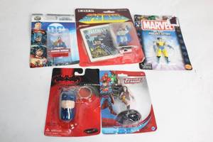lot 463 image: Set of 5 Die-Cast Superhero Figures and Keychain