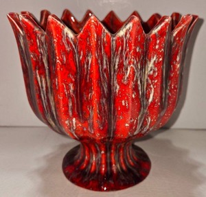 lot 9 image: Mid Century Splattered Red Flower Handmade Planter Pottery
