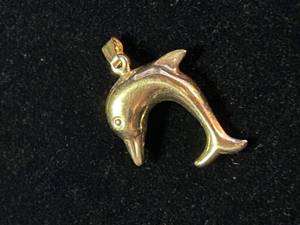 lot 20 image: 14 Karat Dolphin Pendant in Yellow Gold, 0.9 Grams