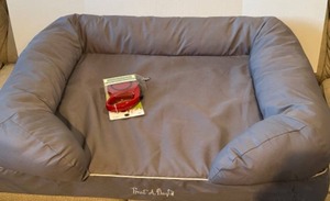 lot 35 image: Treat A Dog Orthopedic Pet Bed with Retractable Dog Leash