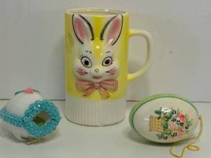 lot 51 image: Vintage Easter Gift Set Rabbit Mug, Hand Painted Egg Ornament & Sugar Egg Diorama